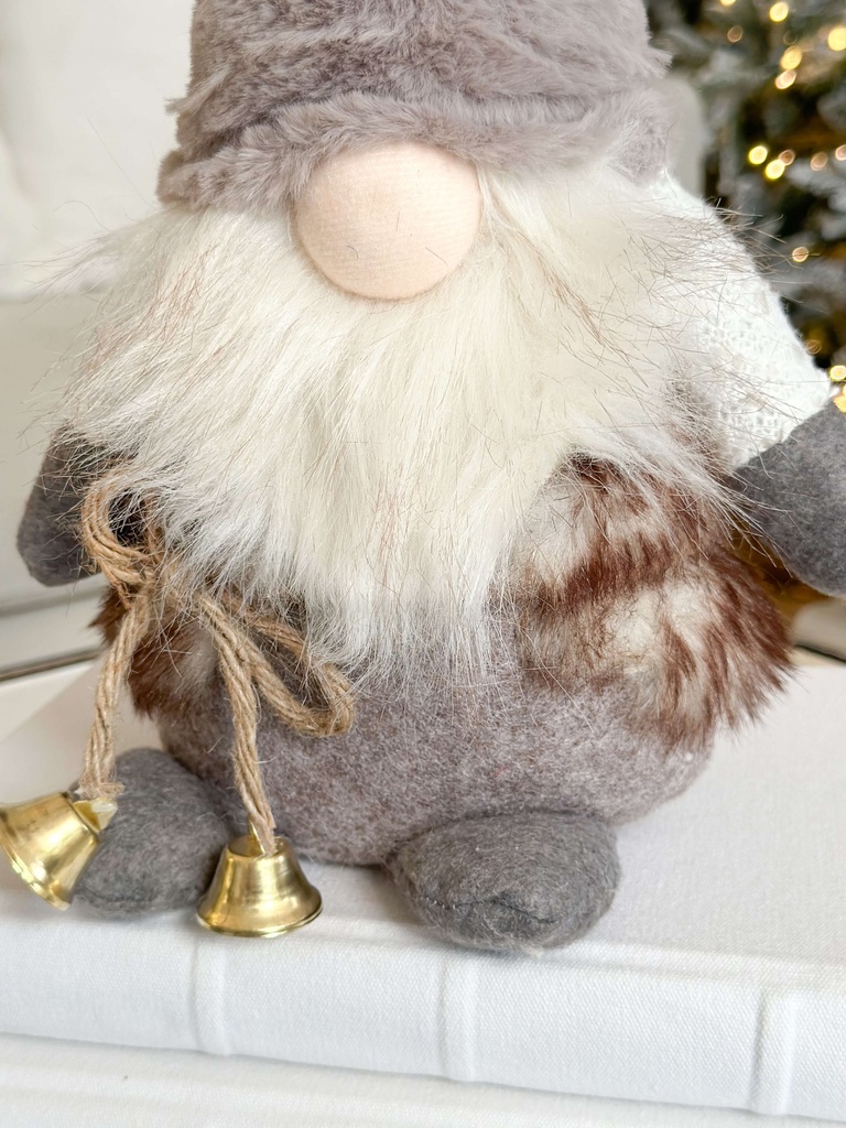 Gnomo gris con campanitas