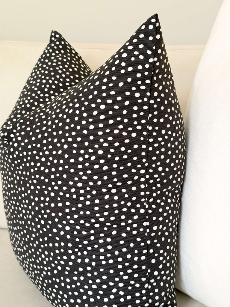 Forro de cojin polka dot negro