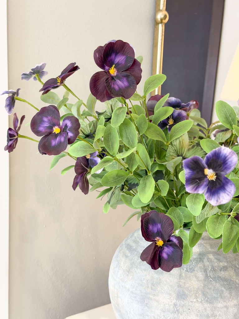 Rama flor pensamiento morada con mariposas