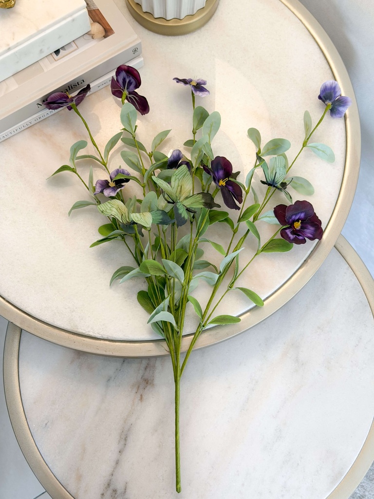 Rama flor pensamiento morada con mariposas