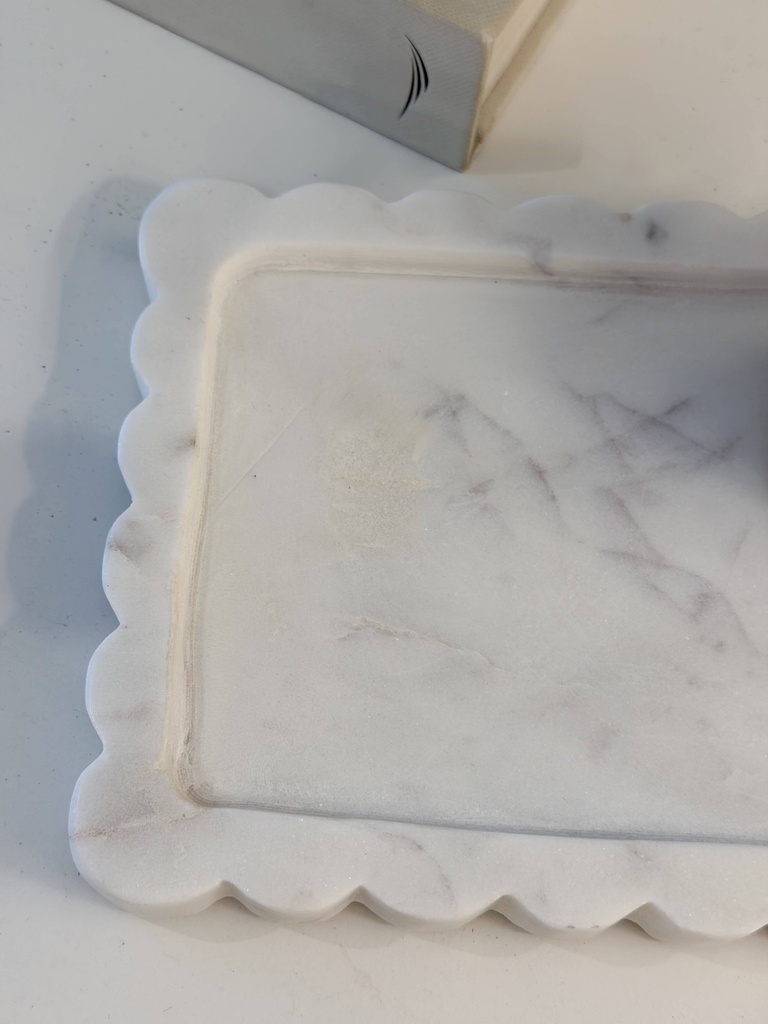 Bandeja scalloped de marmol