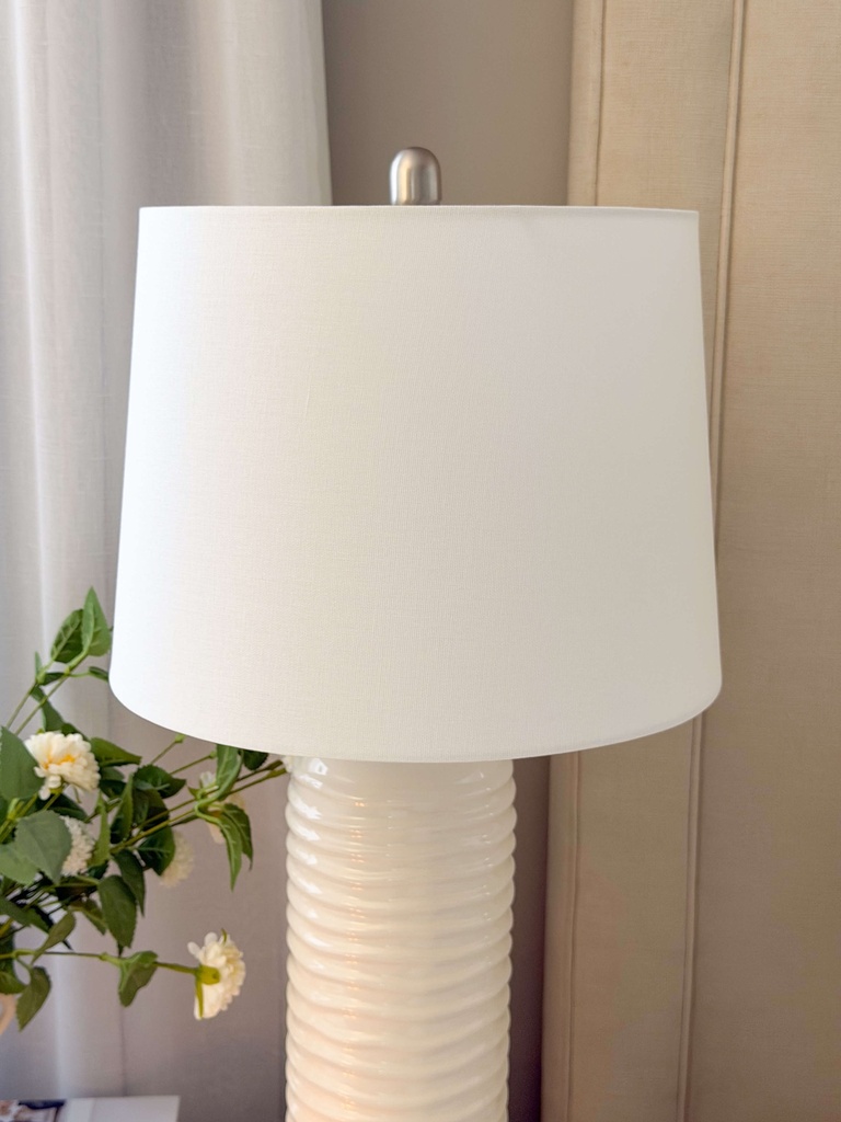 Lampara crema ribbed de ceramica
