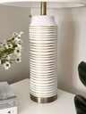 Lampara blanca con lineas dorada horizontales