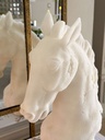 Escultura de caballo blanco