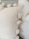 Cojin crema con pom pom