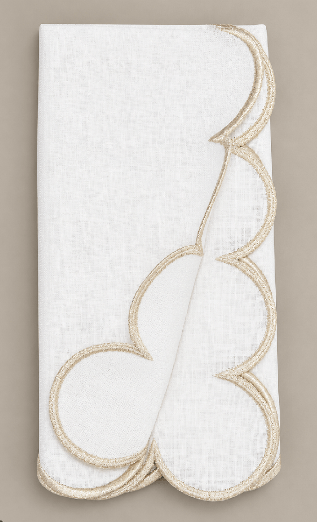 Servilleta blanca scalloped orilla champagne