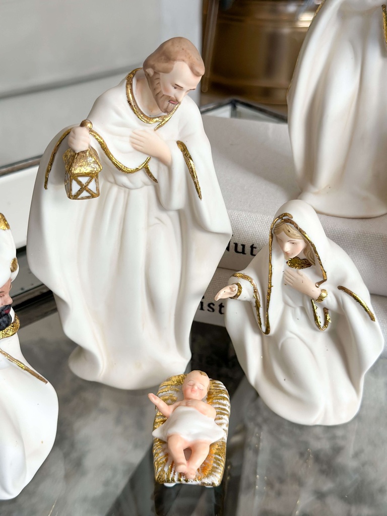 Nacimiento blanco y dorado 6 piezas