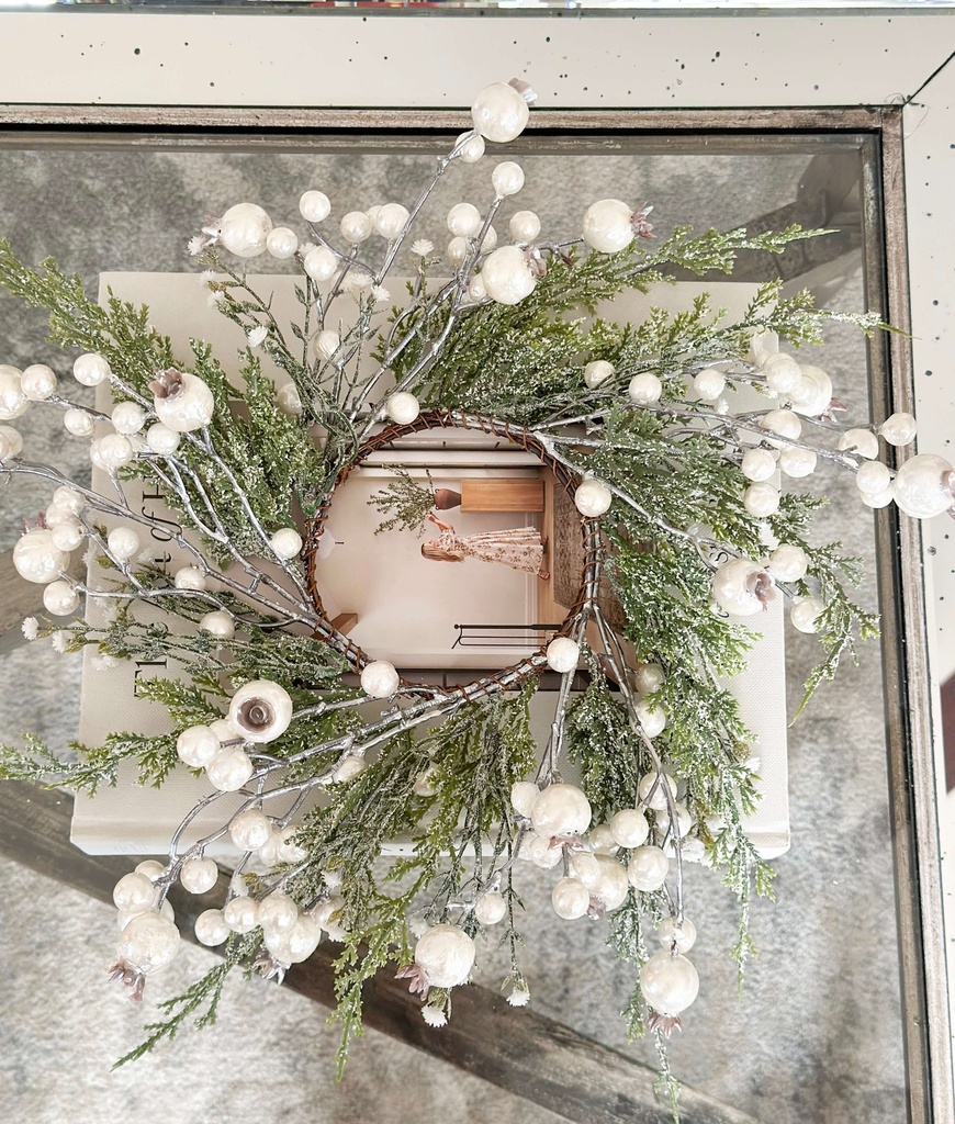 Corona de pino y perlas