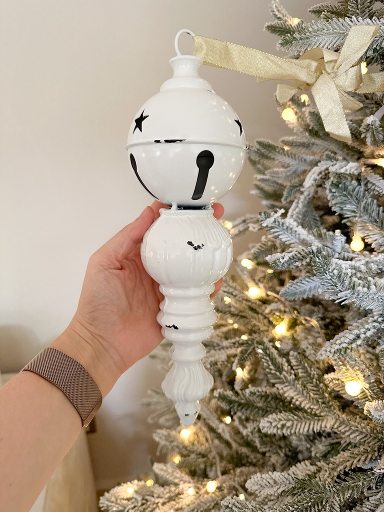 Ornamento largo blanco de metal