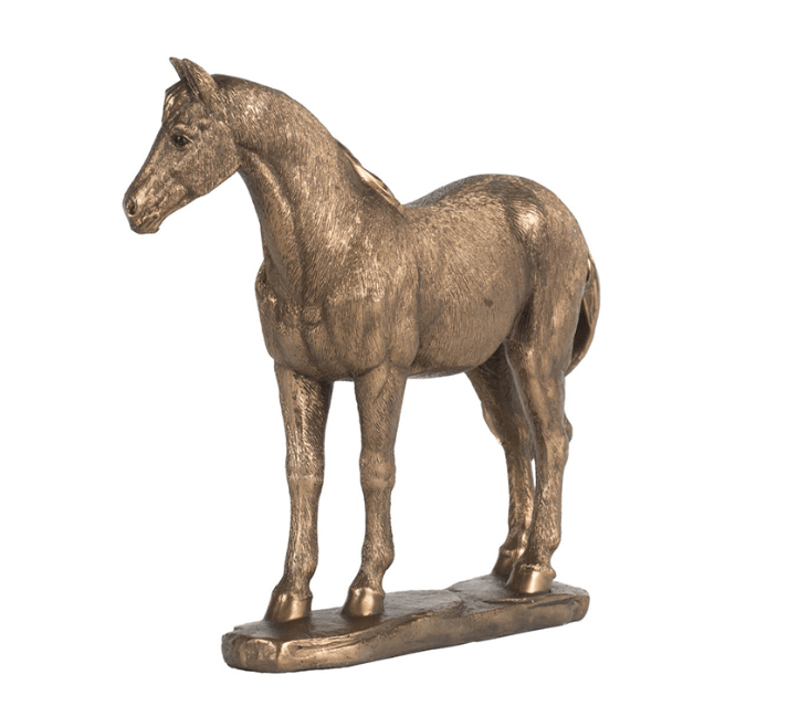 Escultura de caballo castaño