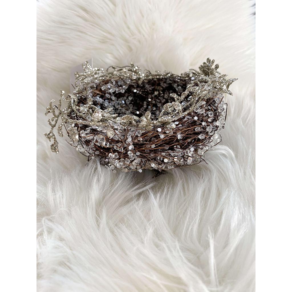 Nido de ramitas nevado con escarcha