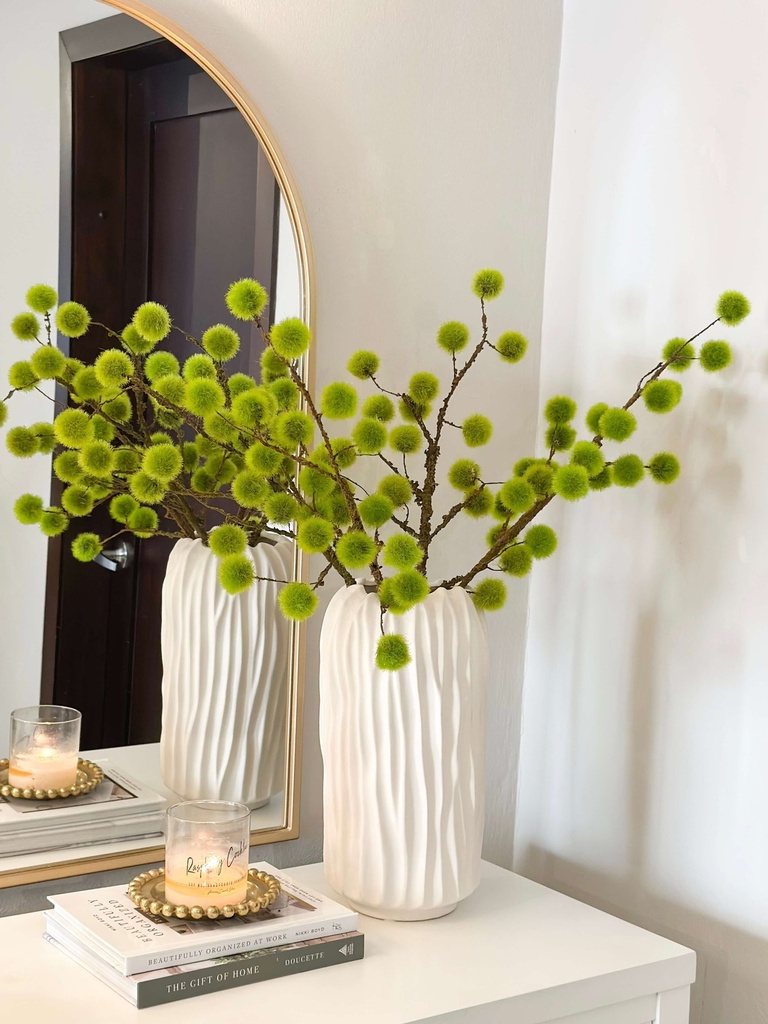 Rama con pelotitas de musgo