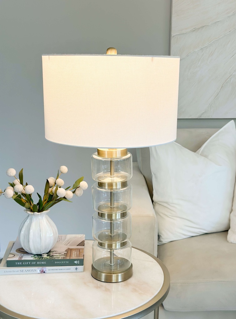 Lampara dorada y vidrio transparente