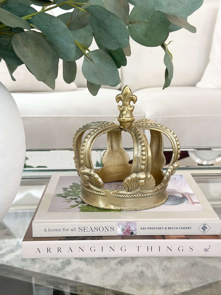 Corona de metal dorada