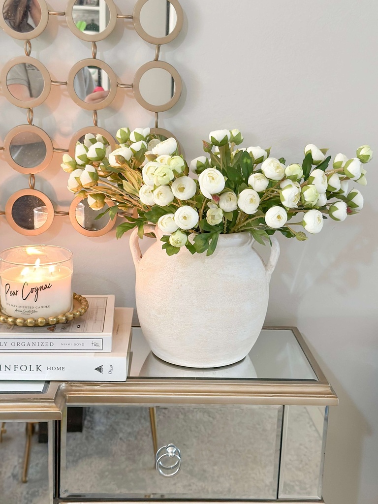 Rama ranunculus blancos con hojas