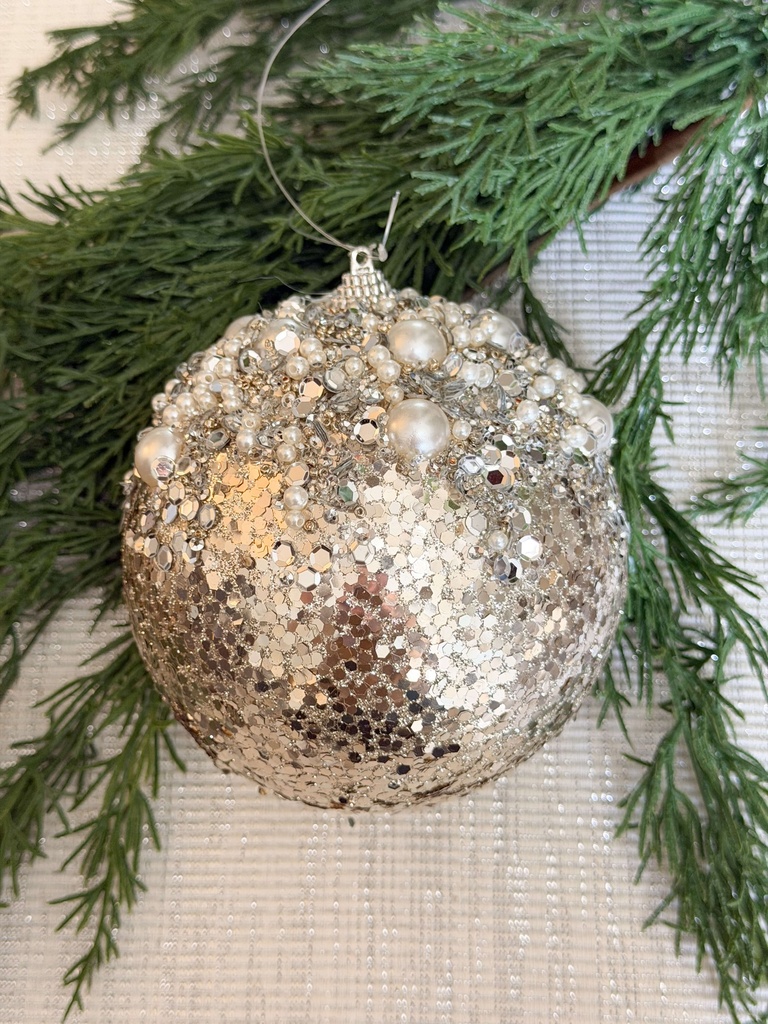 Esfera plateada con perlas