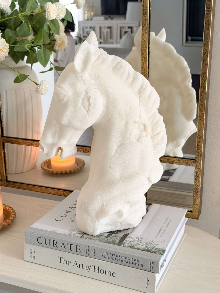 Escultura de caballo blanco