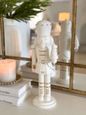 Nutcracker blanco con detalles dorados