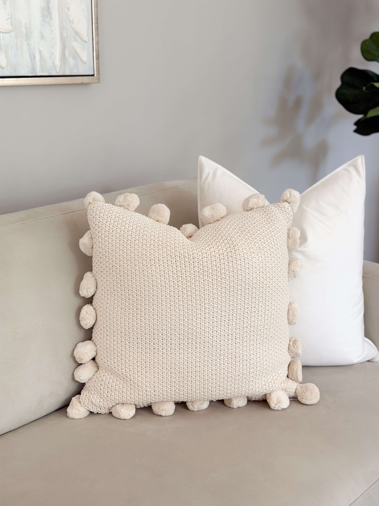 Cojin crema con pom pom